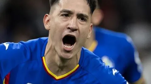 萨拉赫与利物浦传奇队长杰拉德合影留念？